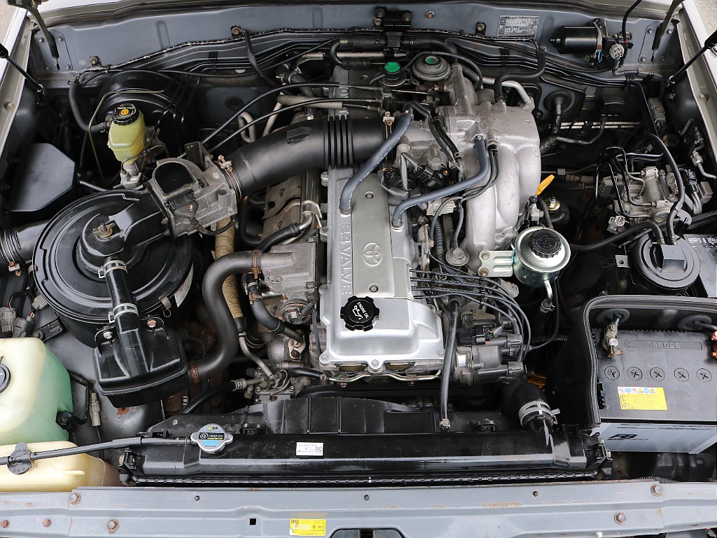 ご覧のように綺麗なエンジンルーム。