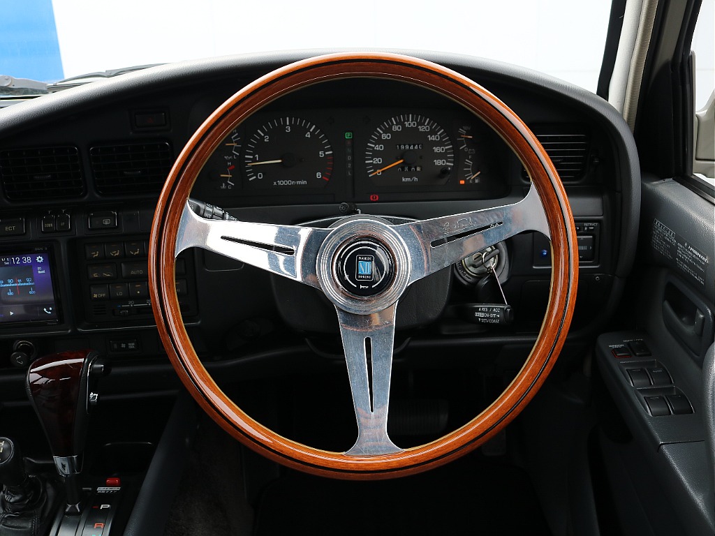 人気のNARDIステアリングが装着されております。