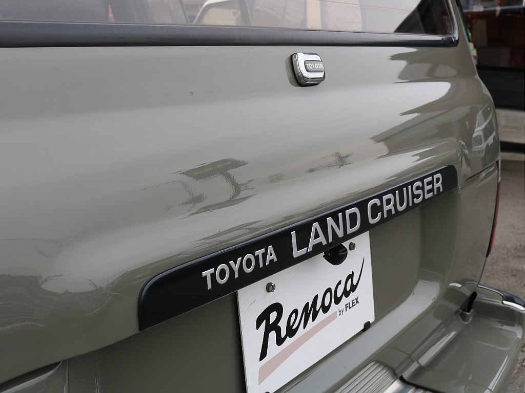 純正リアガーニッシュがあることで ランドクルーザーを表現しております。