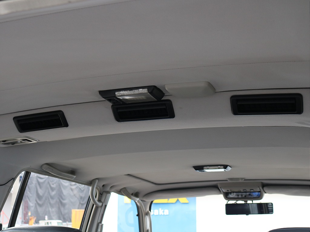 エアコンダクトは綺麗に塗装。