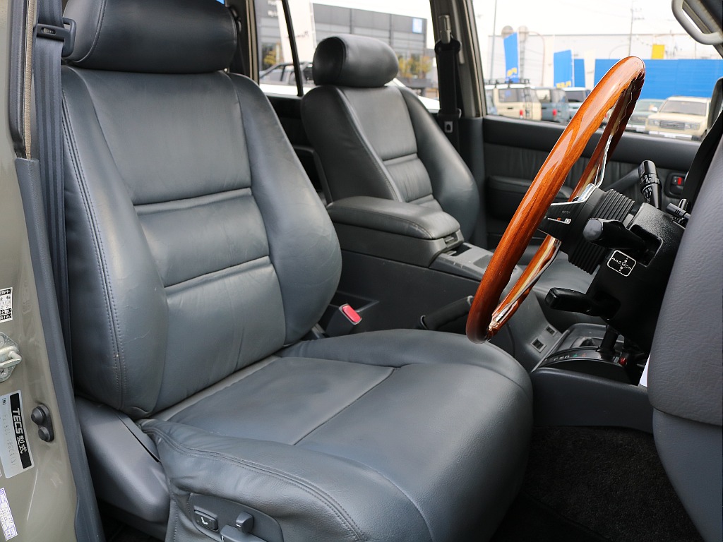 本革シートとなります。 運転席・助手席シートは 新たにリペアしております。