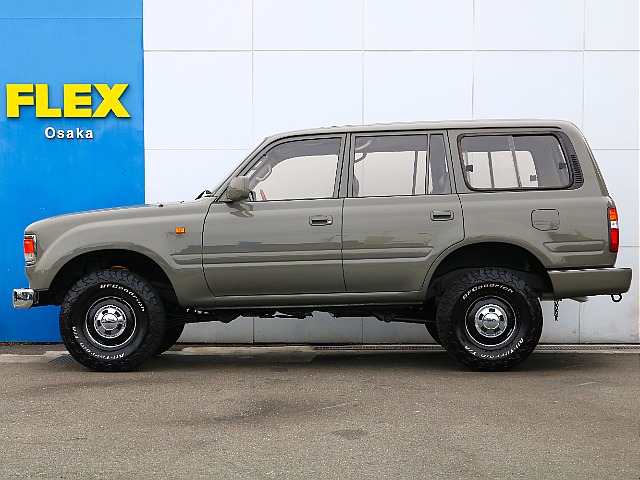 サイドステップレスですっきりとした足回り。