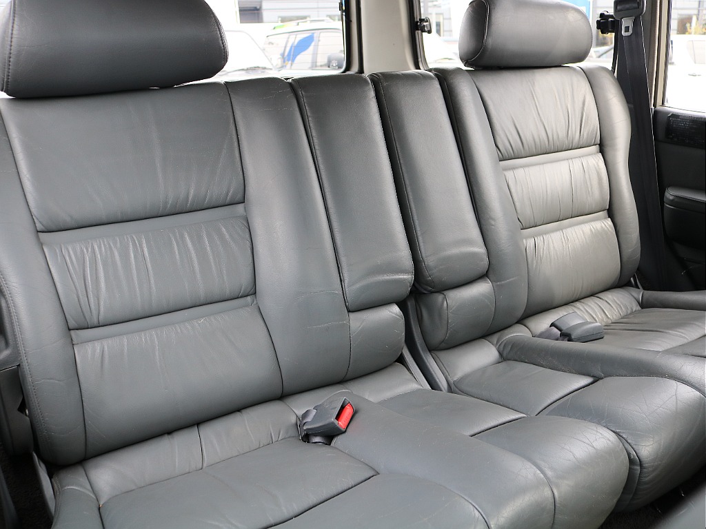 セカンドシートも使用感少なく綺麗に残っております。