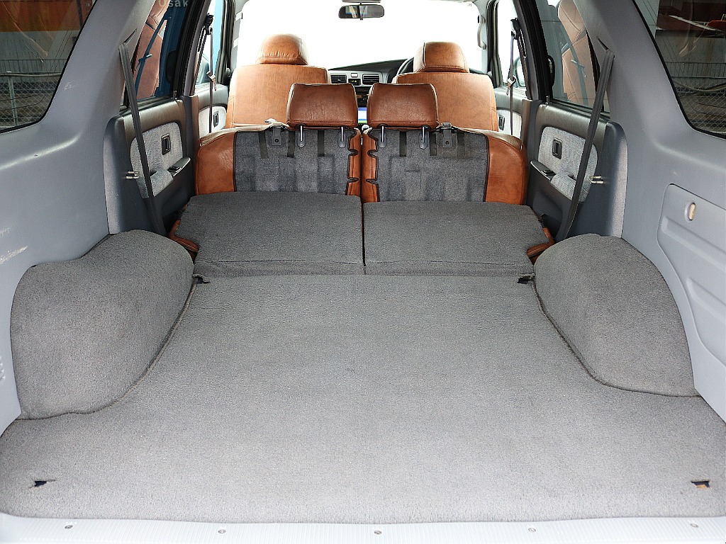 ２列目を倒すとフラットになります。