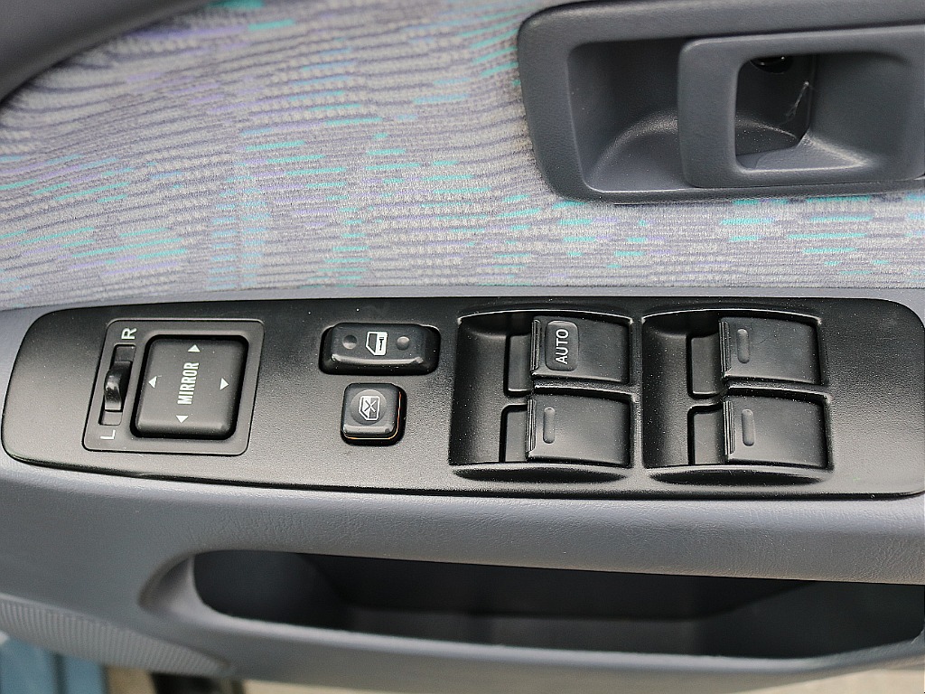 集中ロック＆パワーウィンドウスイッチ。