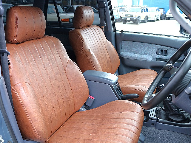 クラシックブラウンシートカバーが装着済み。