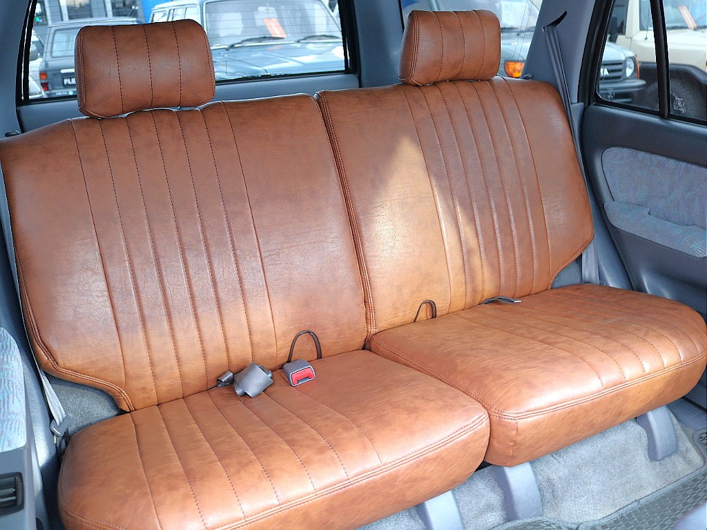 セカンドシートも使用感少なく綺麗です。