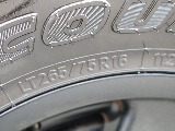 タイヤサイズは265/75R16です。