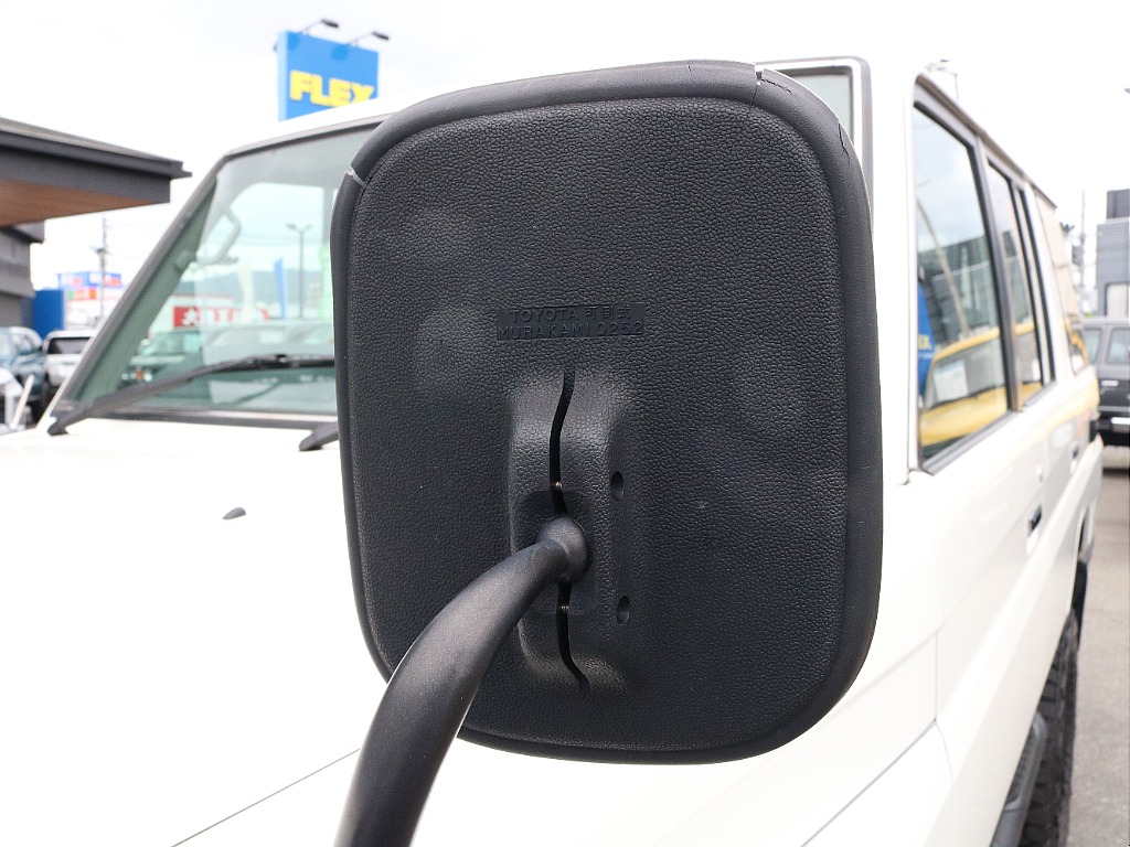 懐かしさを感じるフェンダーミラー、良いですね♪