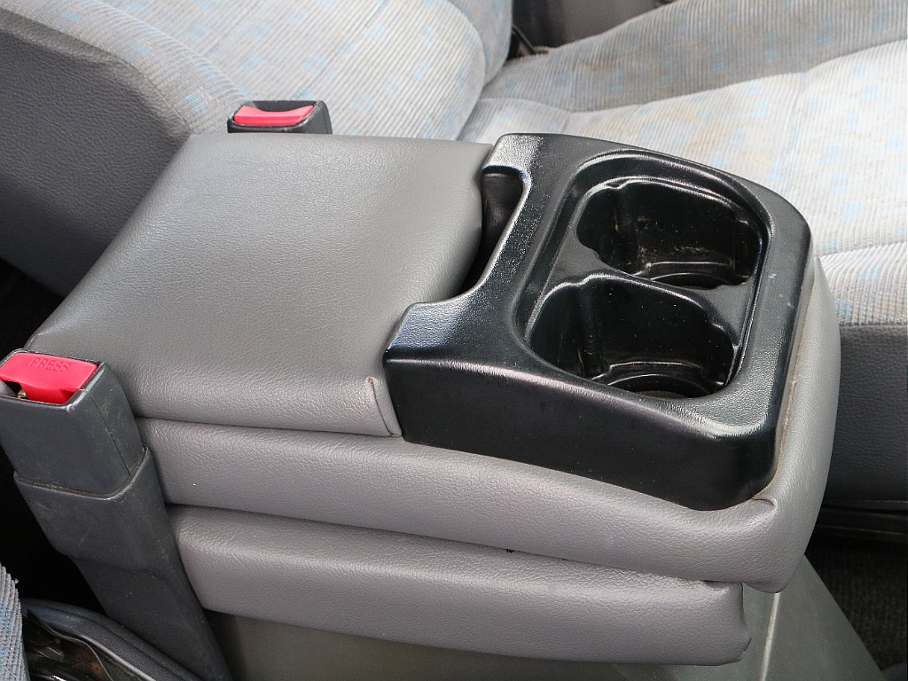 社外の肘置き装着済み！ ここにもカップホルダー付き！！