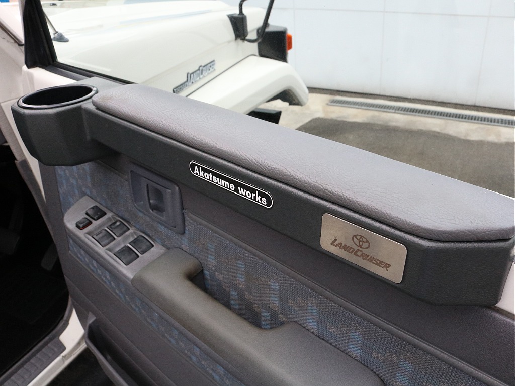 あると便利なドアカップホルダーと肘置き♪