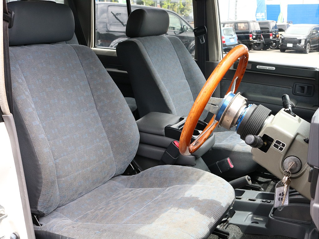 走行距離を感じさせないほど、純正シートのコンディションは良好です。