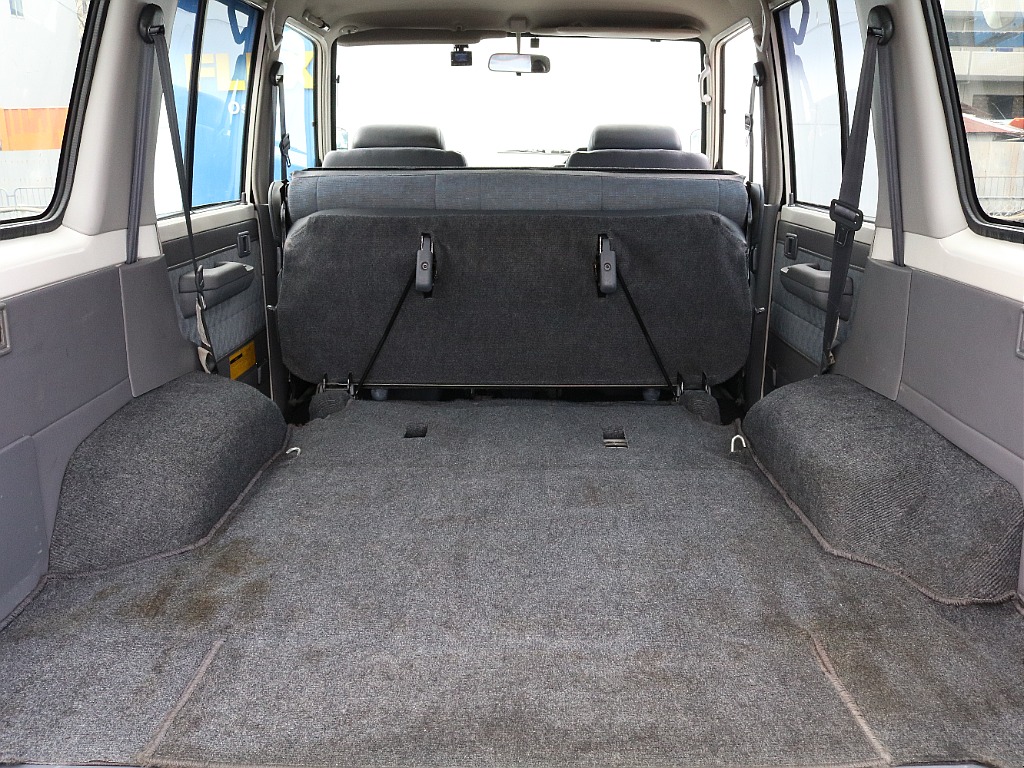 2列目を倒せば車中泊も可能！ スノーボードも自転車も載せられます！！