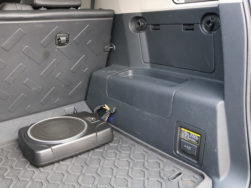 右ラゲッジパネル サブウーファー付きです。