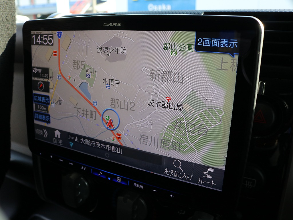 ALPINE製11インチフローティングナビ付。