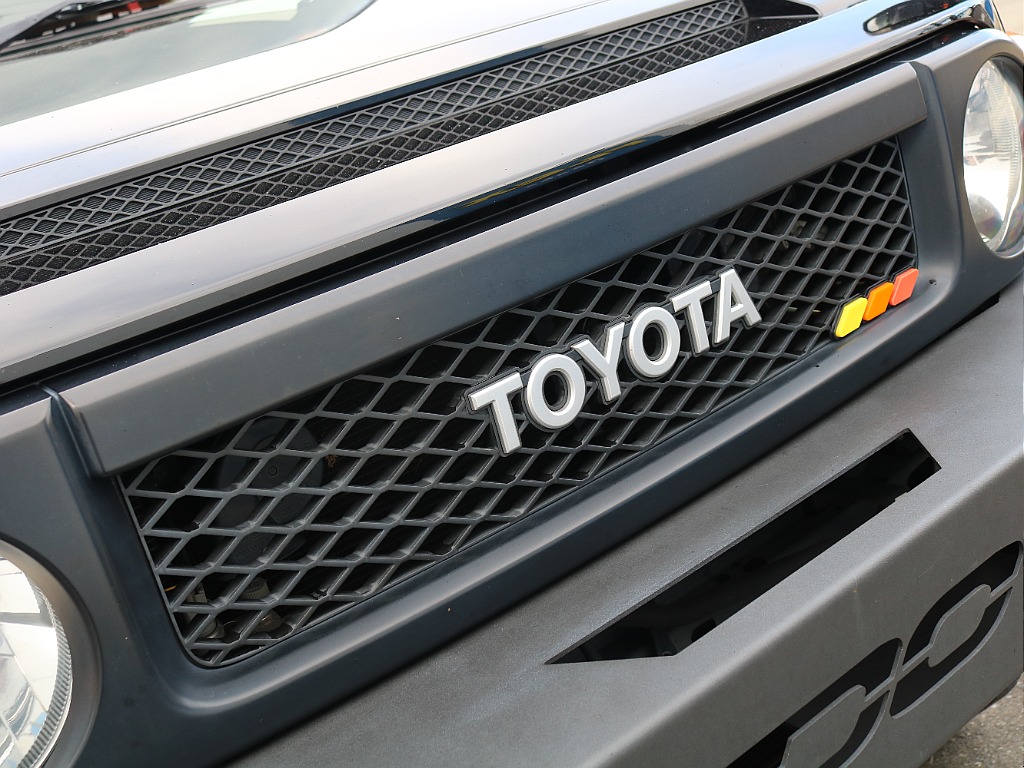 TOYOTA横文字グリル。