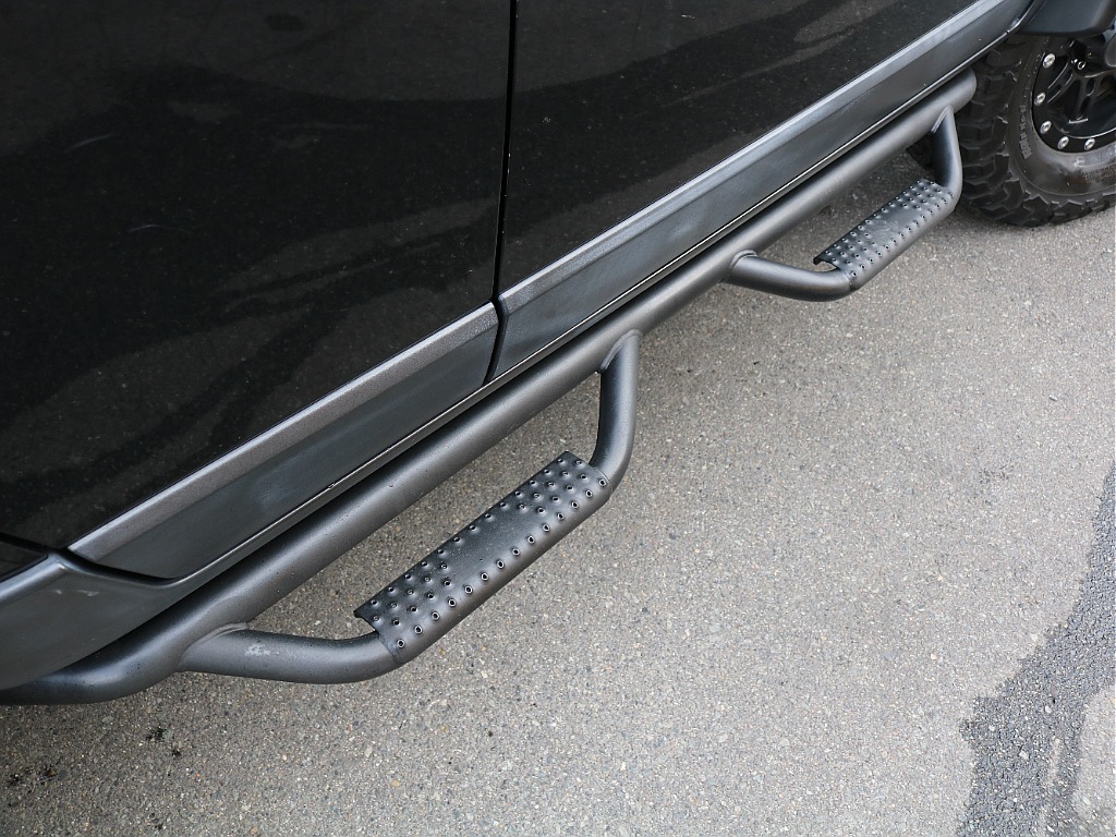 社外のサイドステップ付き。 雰囲気変わりますね。