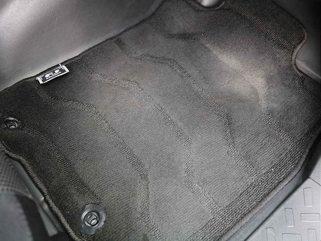純正フロアマット。