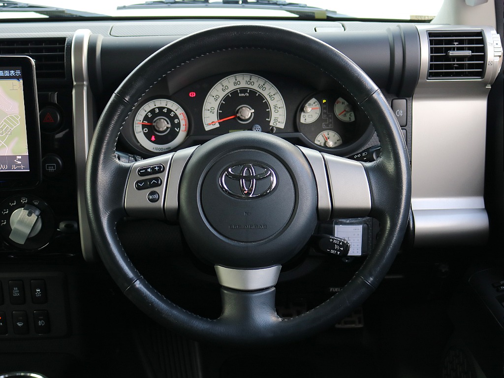 純正ステアリング。