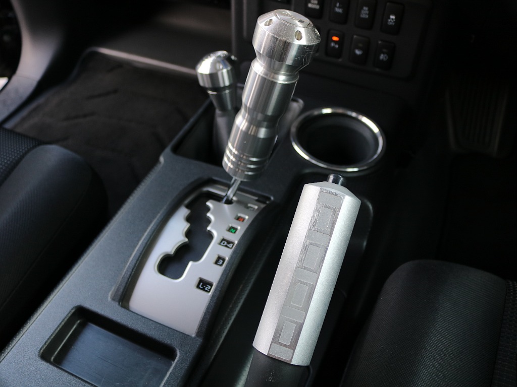 シフトノブやサイドブレーキもカスタム！