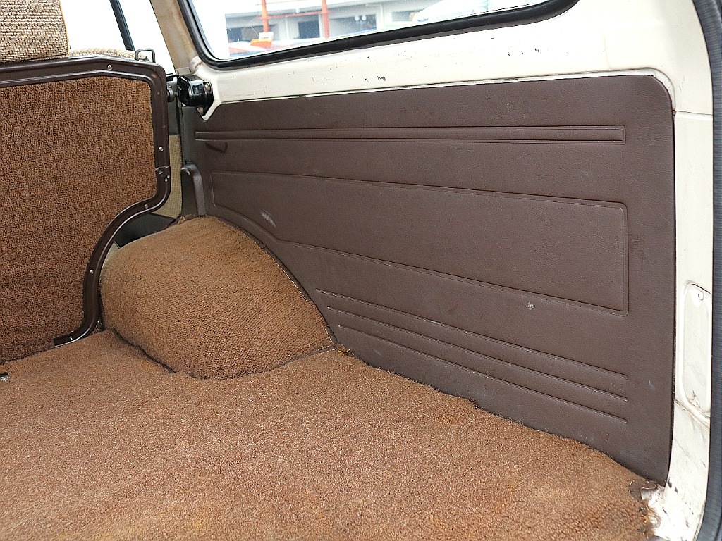 ラゲッジ右パネル