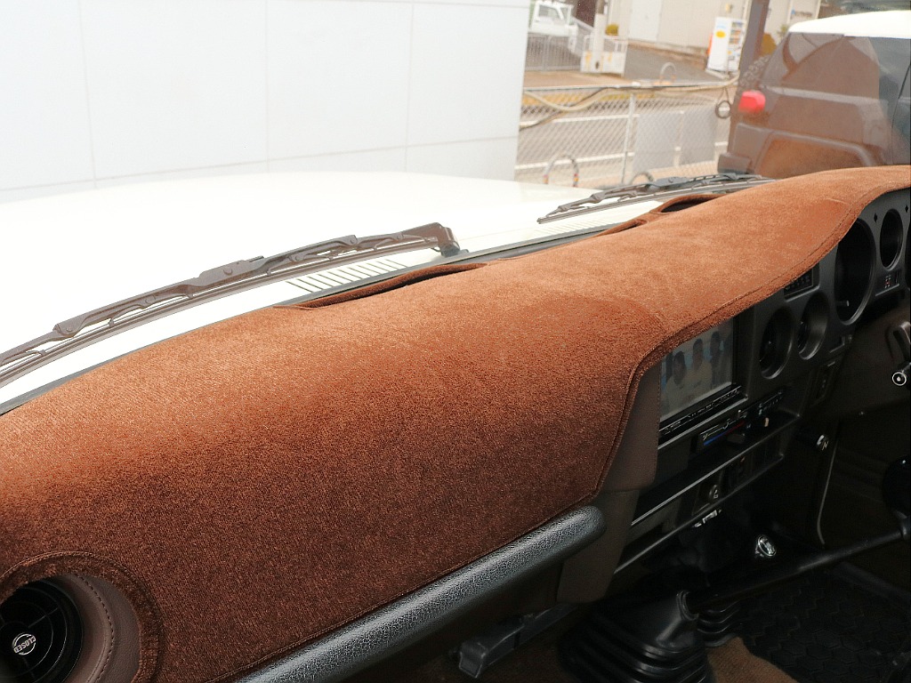 ダッシュボードマット付き。