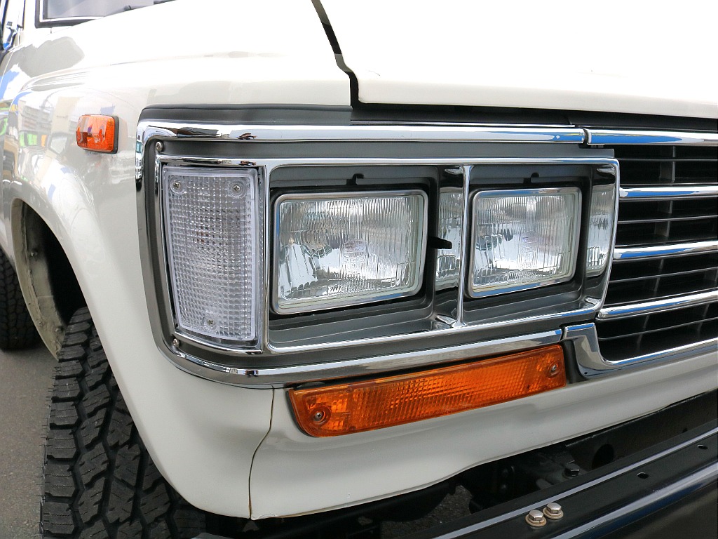 きりっとした角目フェイス。