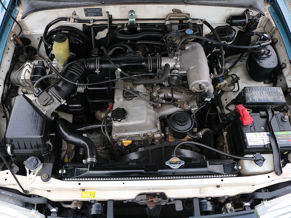 エンジンルーム綺麗ですね！