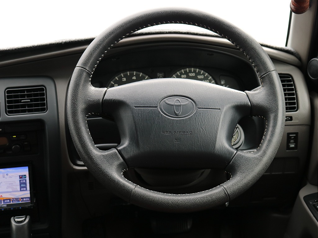 純正ステアリング。NARDIステアリングへの交換も可能です！