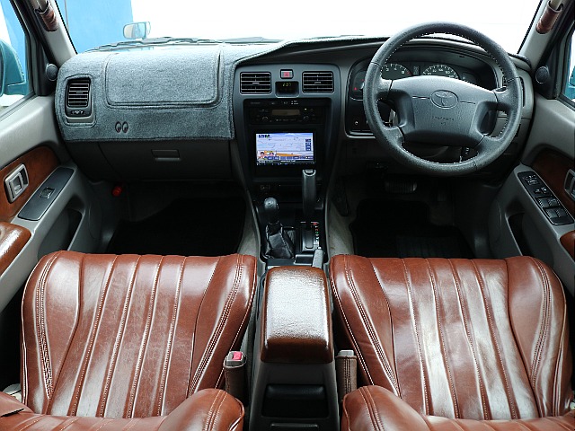 グレー内装にブラウンのシートカバー！