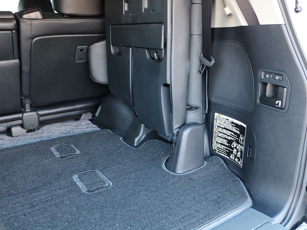 ラゲッジ右パネル