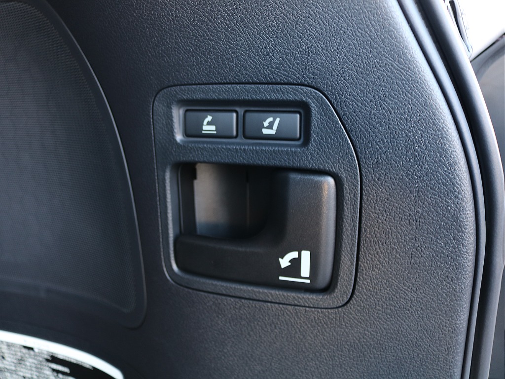 ３列目は電動で動かせます。