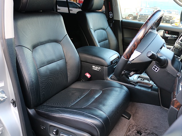 運転席シートも使用感少なく綺麗な状態です。