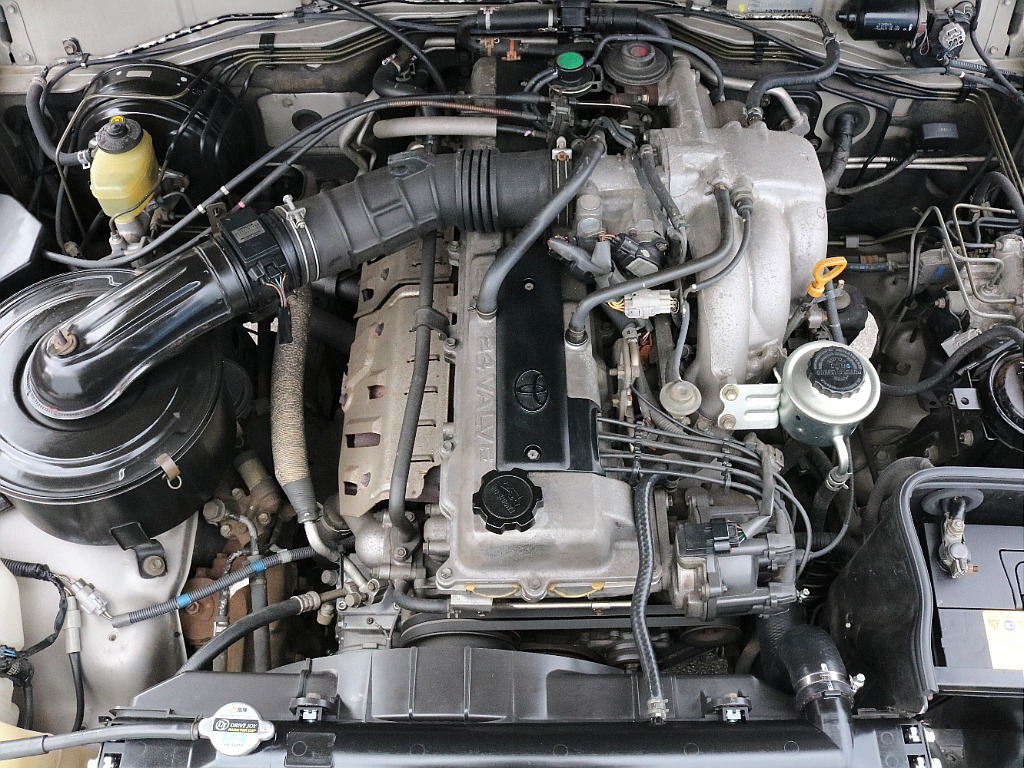 ご覧のように綺麗なエンジンルーム。