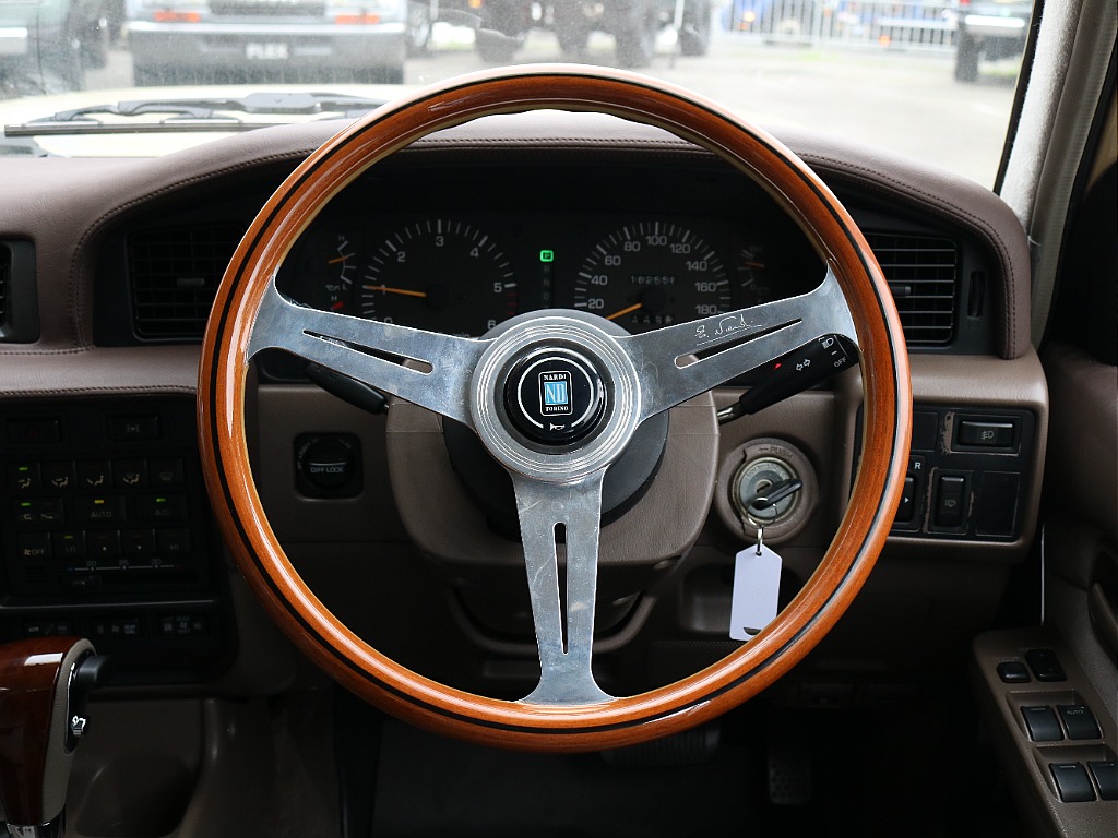 NARDIステアリング装着済み。