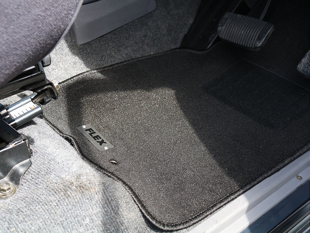 新品フロアマット。