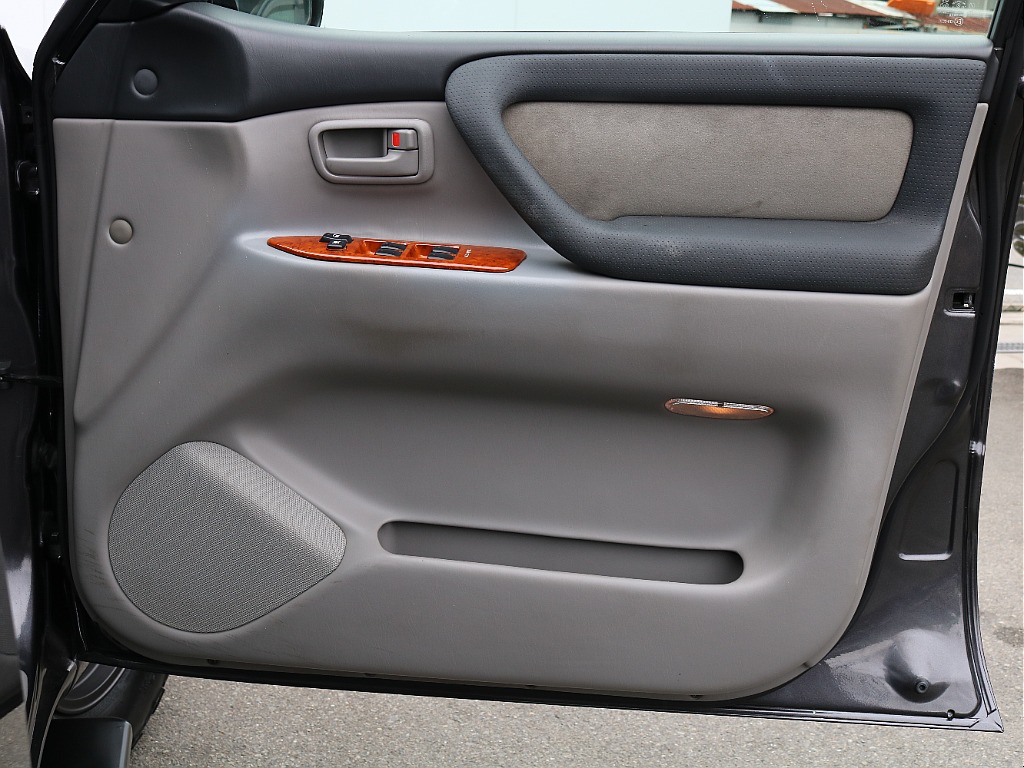 ドア内張１列目右