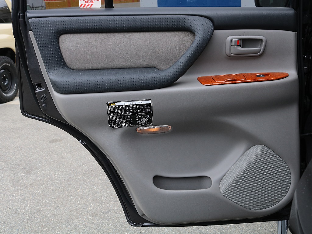 ドア内張2列目左