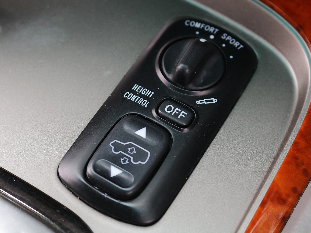ハイトコントロールで乗り降りも悪路も快適♪