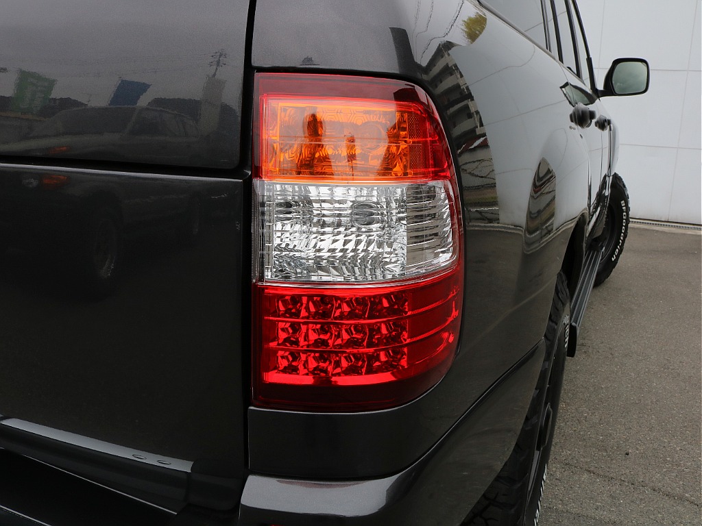 3色テールレンズ！リアゲート側のレンズはスムージングされております！