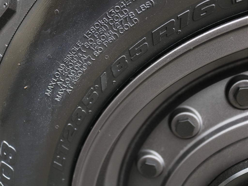 サイズは235/85R16
