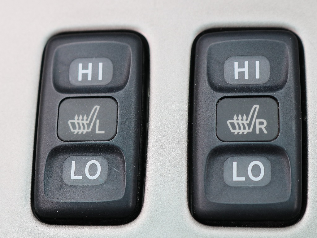 冬に嬉しいシートヒーター付き！