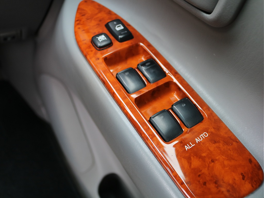 良く触る運転席のスイッチも綺麗に残っております！
