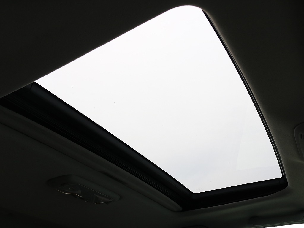 サンルーフ付きはテンション上がりますね♪