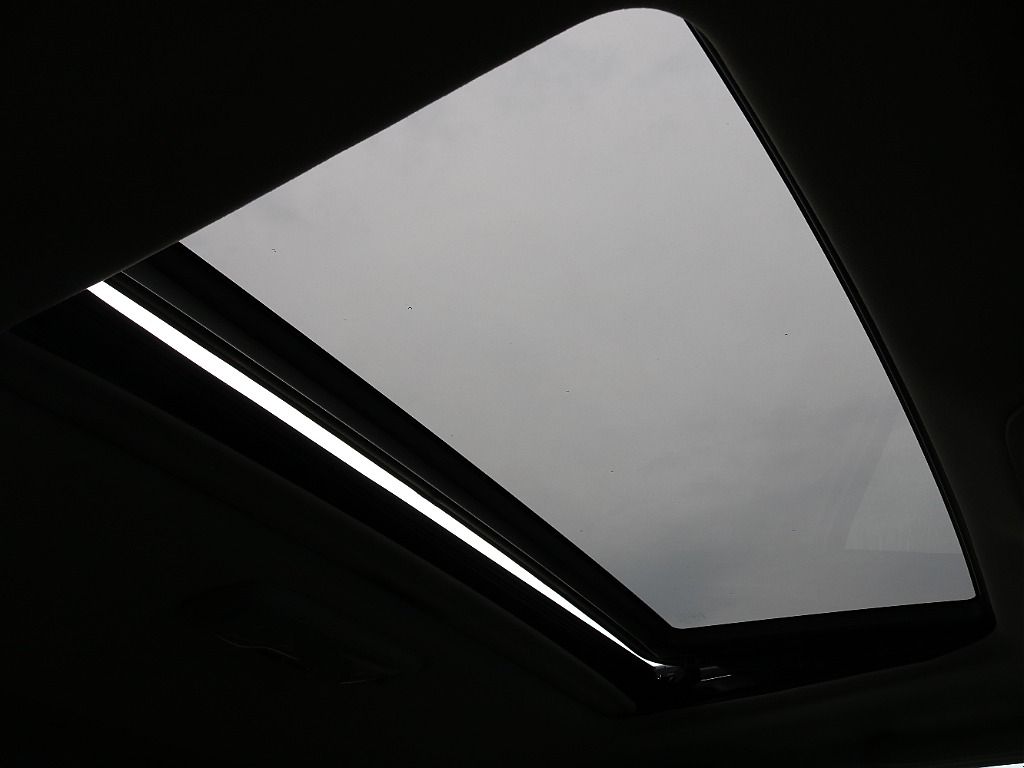 チルト操作で換気も可能です。