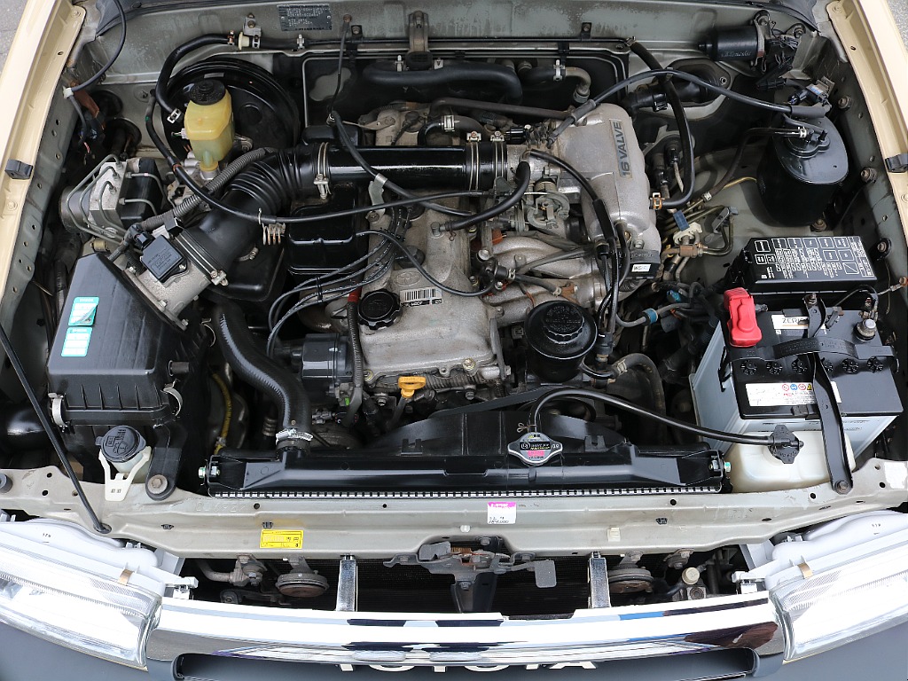 ご覧のように綺麗なエンジンルーム。