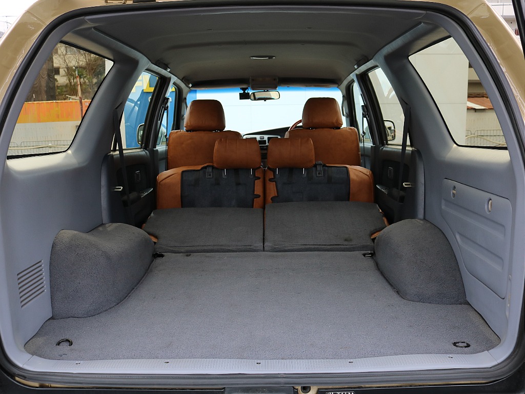 ２列目を倒すとフラットになります。