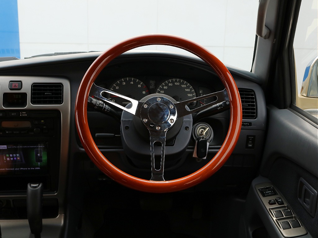 ウッド調ステアリング。