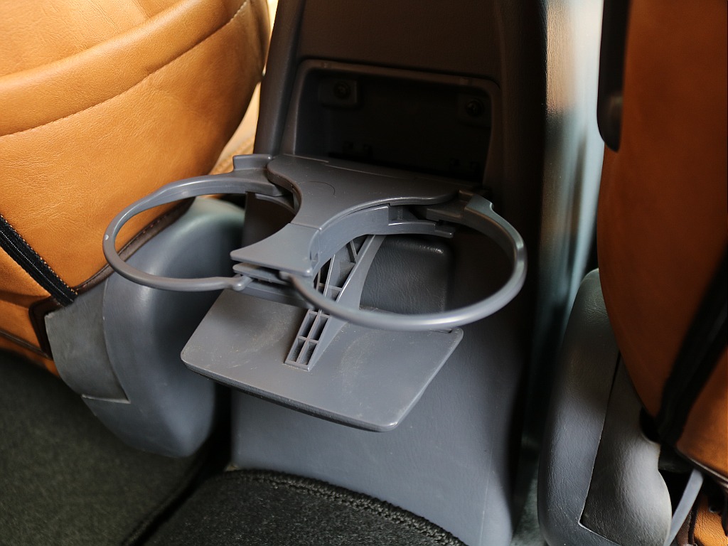 ２列目用ドリンクホルダー。