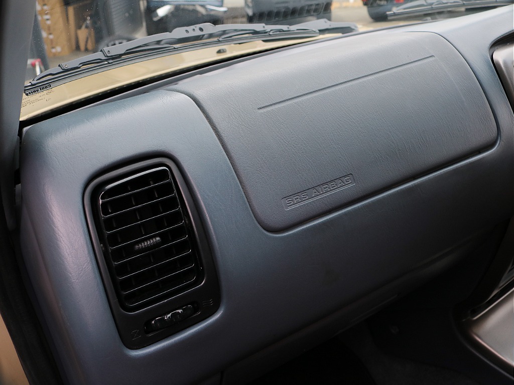 助手席エアバック付き。